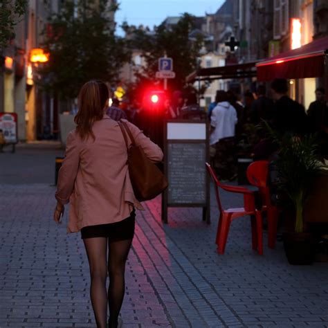 femme seule qui se promène en tunisie